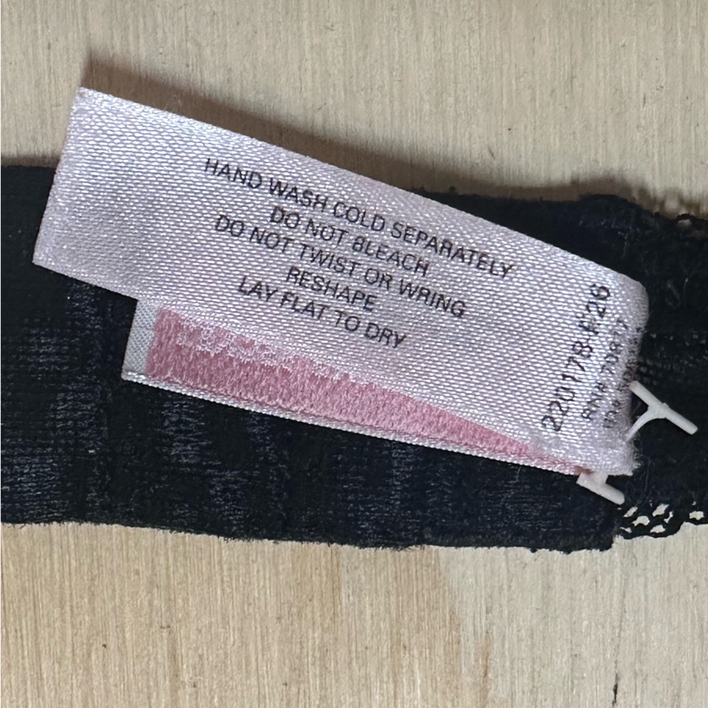 Vintage Victoria’s Secret Very Sexy Black Lace Valentines Bra 34B - Picture 9 of 10